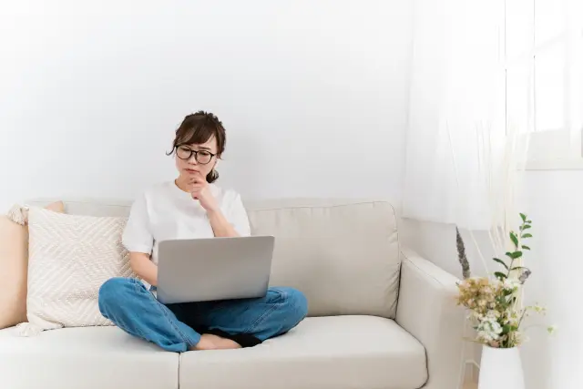 一人暮らしの部屋で電気代が高いことに悩む女性のイメージ