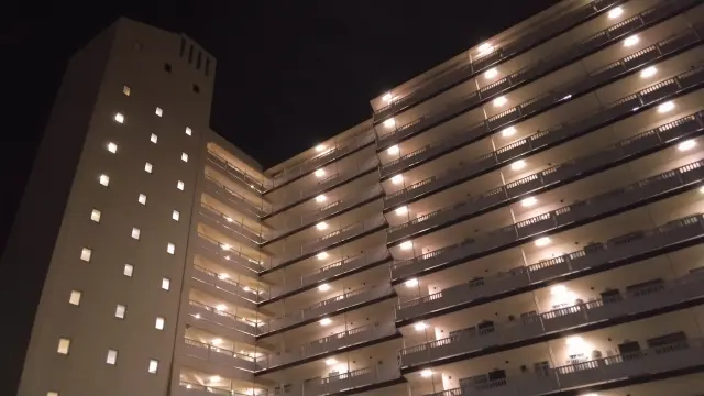 マンション共用部の夜間の電灯