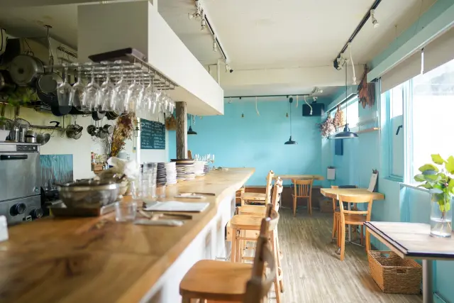 オシャレな飲食店の店内